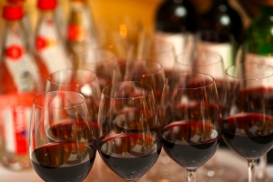 Спасает от рака и инсульта: названы 7 причин пить красное вино