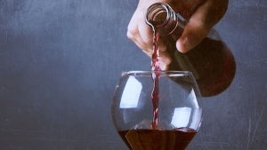 В России научились определять поддельное вино за минуту