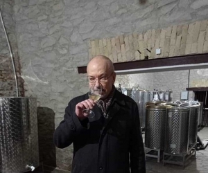 Известный винный критик Владимир Цапелик высоко оценил «Рислинг» и «Шардоне» ставропольского винодела