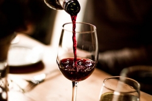 Вино и диета. Ученые обнаружили необычный способ продления жизни