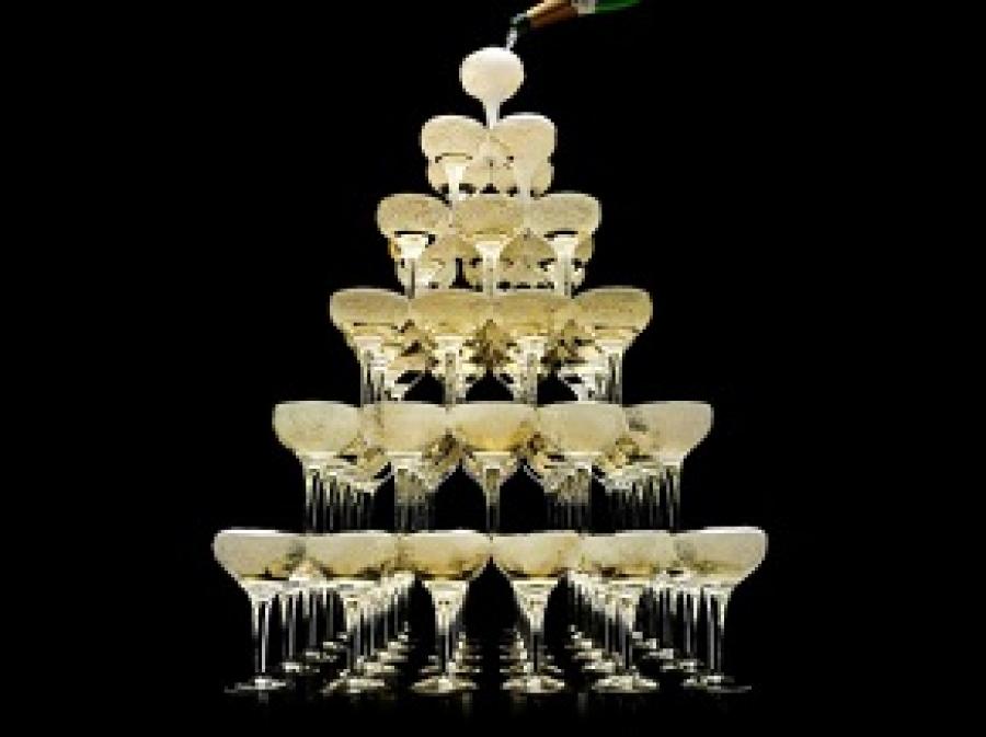 Услуги по организации пирамиды из шампанского