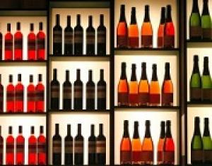 Минсельхоз Крыма прогнозирует объем продаж вина по итогам года на уровне 7 млн декалитров.